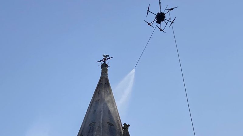 Un drone pour nettoyer le clocher de l&rsquo;église de La Haye-Fouassière