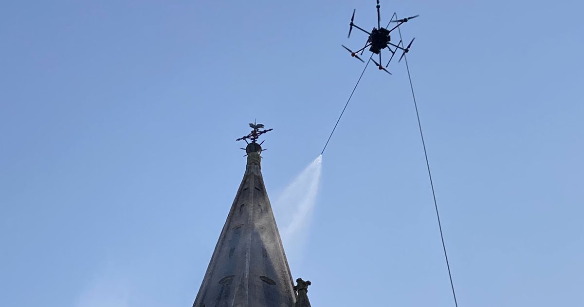 Un drone pour nettoyer le clocher de l&rsquo;église de La Haye-Fouassière