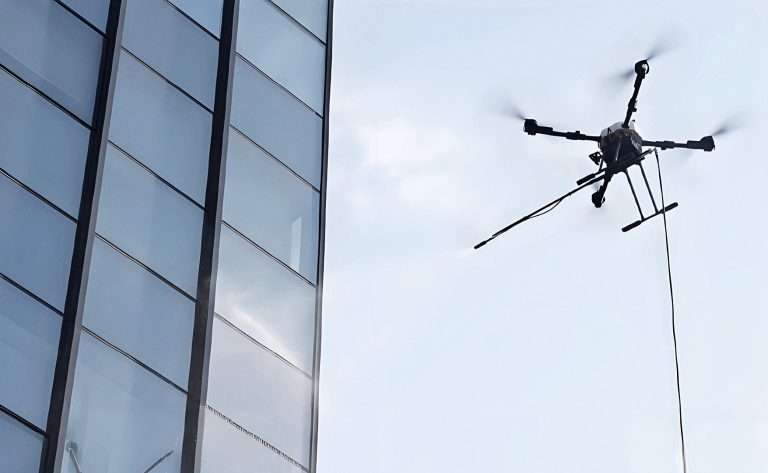 Un drone de nettoyage haute pression intervient sur un bâtiment bancaire