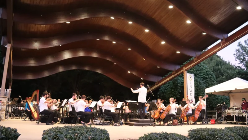 Un spectacle de drones illumine le Symphony in the Park de Cornelius