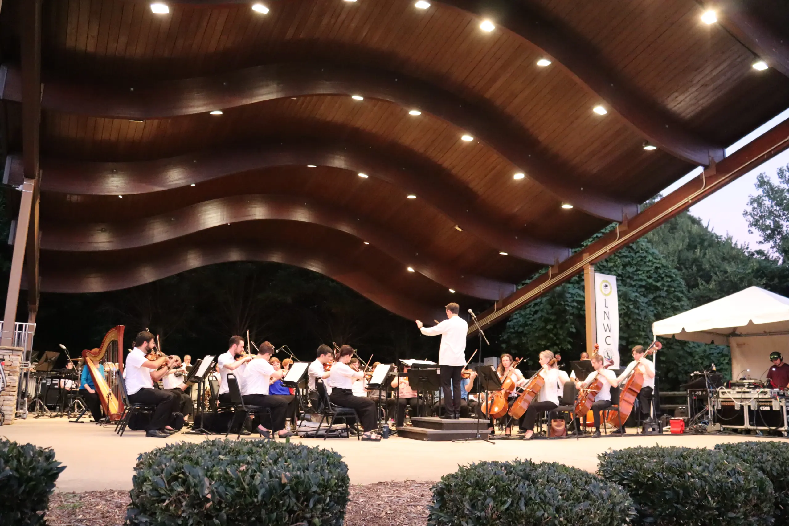 Un spectacle de drones illumine le Symphony in the Park de Cornelius