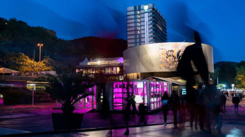 Le festival de Karlovy Vary remplace ses feux d&rsquo;artifice par un spectacle de 1 300 drones