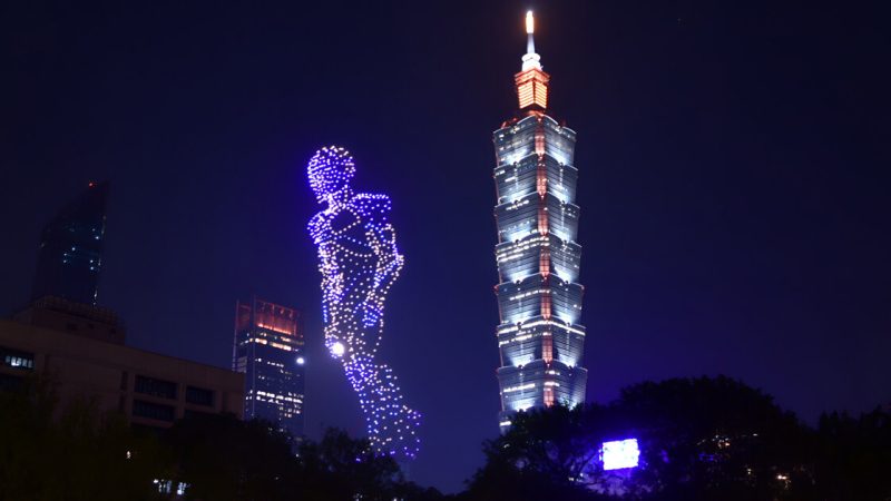 Taïpei transformée par un spectacle de drones lors d&rsquo;une exposition technologique internationale