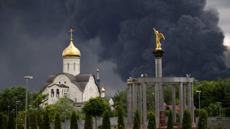 Ukraine frappe une raffinerie pétrolière russe par drone, Zelenskyy durcit le ton