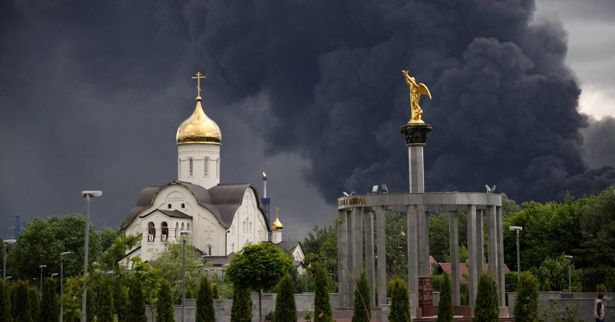 Ukraine frappe une raffinerie pétrolière russe par drone, Zelenskyy durcit le ton