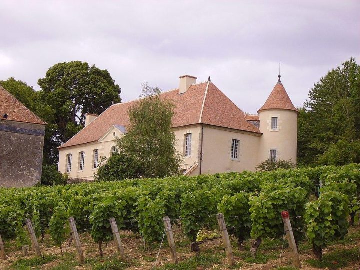 Un drone pour nettoyer les toitures du château de Mocques à Saint-Martin-sur-Nohain