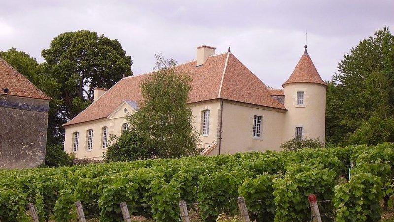 Un drone pour nettoyer les toitures du château de Mocques à Saint-Martin-sur-Nohain