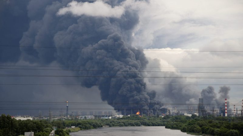 Ukraine frappe une raffinerie pétrolière de Moscou et perturbe les vols commerciaux