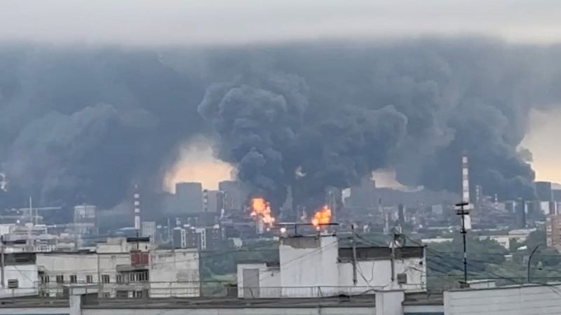 L&rsquo;Ukraine frappe une raffinerie à Moscou alors que Zelenskyy cherche le soutien de Trump